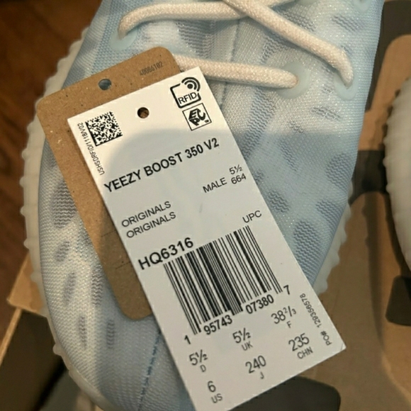 LIKE NEW YEEZY BOOST 350 V2 | Woman's Size 6 - Picture 6 of 9